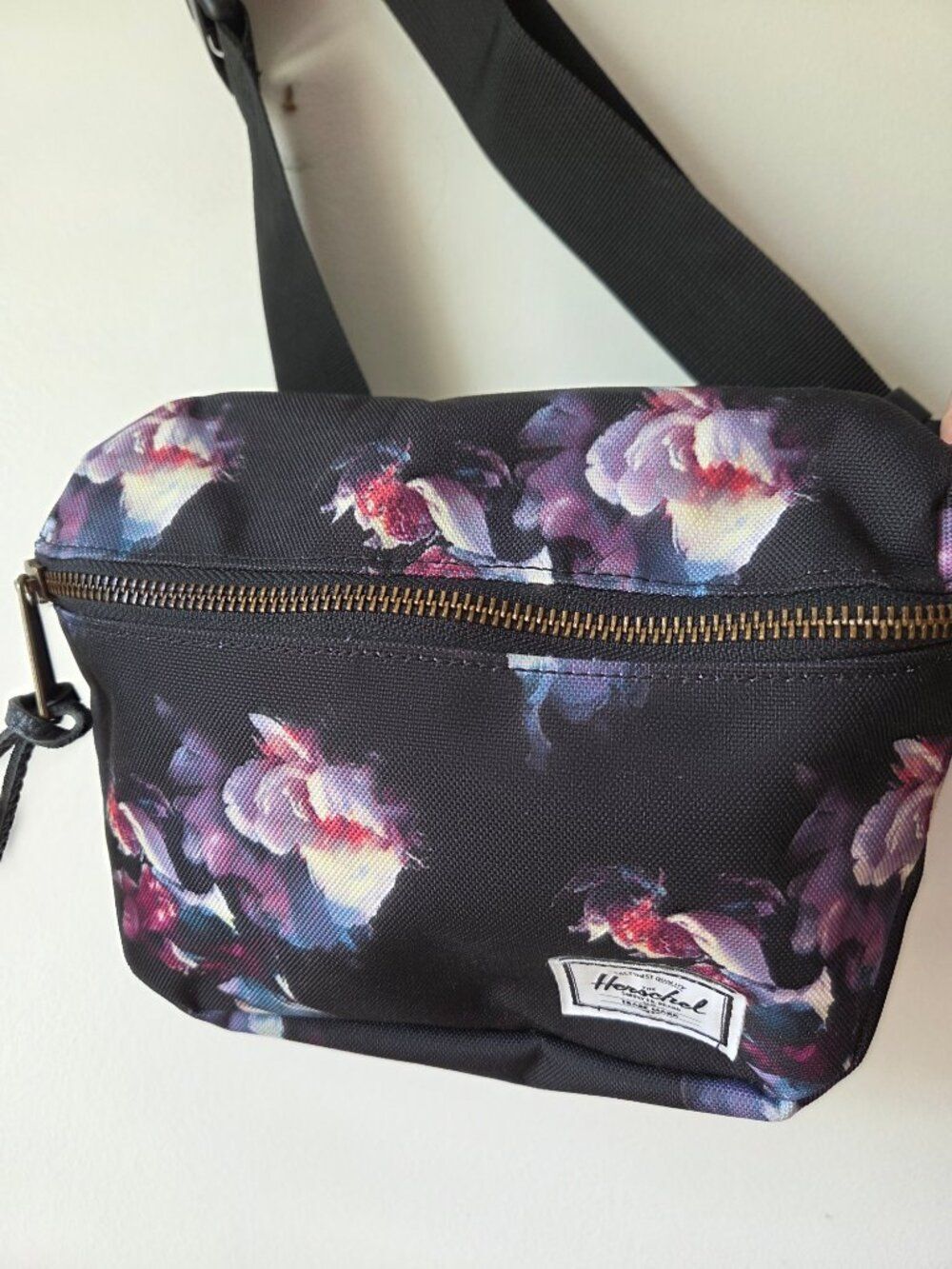 LIKE NEW NEVER USED HERSCHEL FLORAL SLING BAG SUMMER BAG